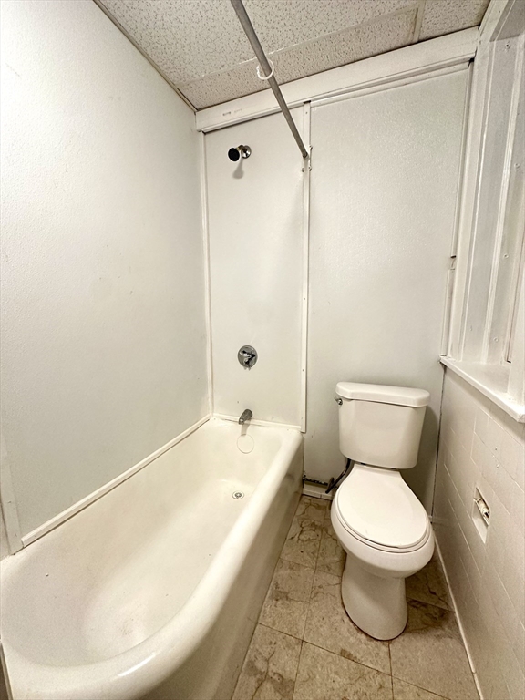 577 Pleasant Street, Unit 1L Holyoke, MA 01040 - Photo 22 of 24 a bathroom with a toilet and a bathtub