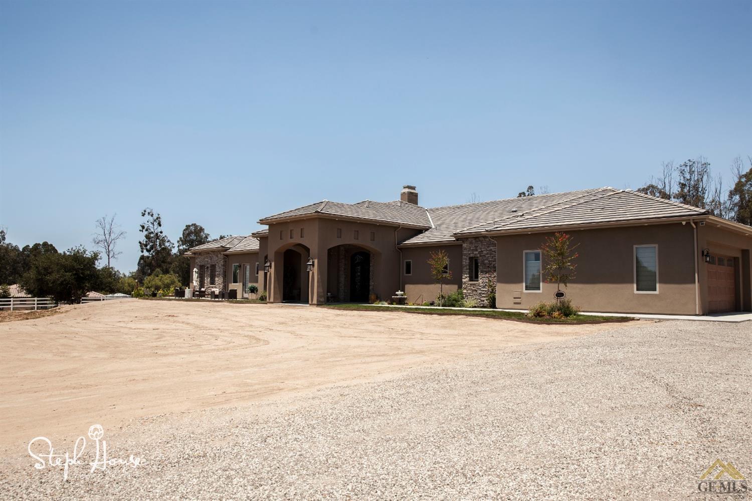 a view of a house with a yard in front of it