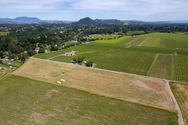 $1,399,000 | 835 Dry Creek Road, Healdsburg, CA 95448