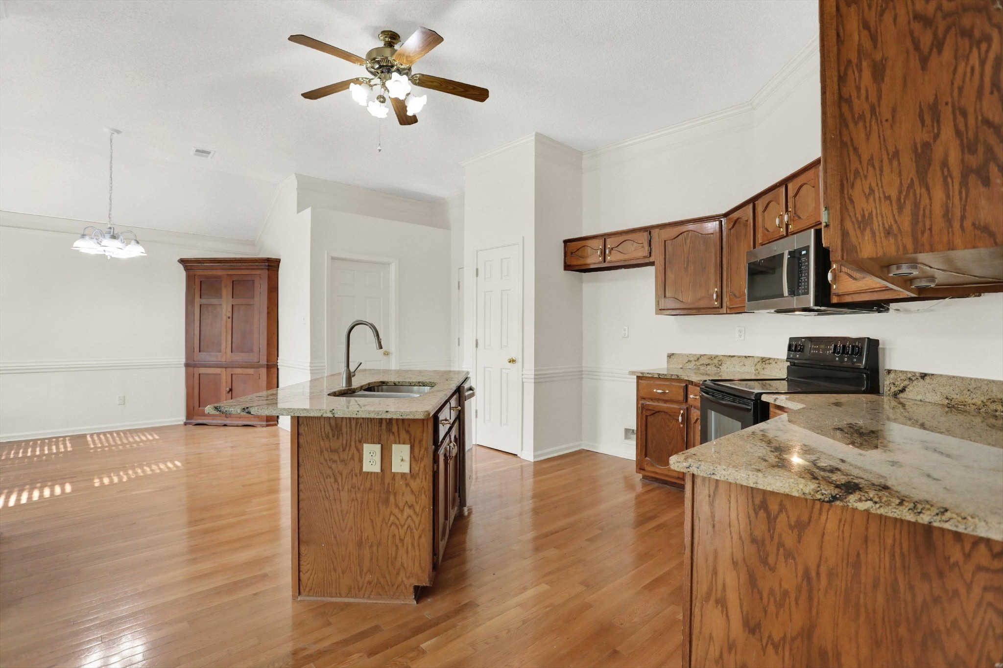 1130 Sugar Lane Collierville, TN 38017 - Photo 9 of 29 a view of kitchen with sink microwave and stove