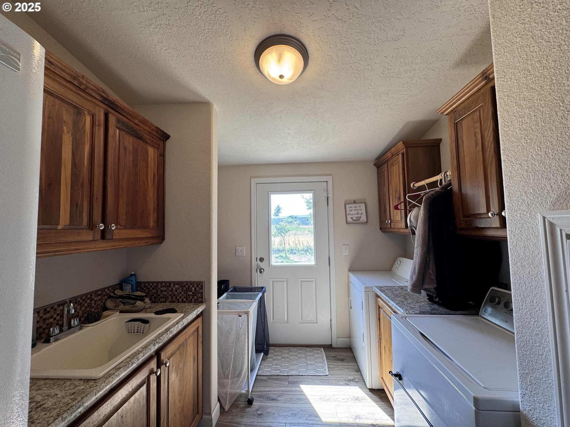 70753 Quail Lane Boardman, OR 97818 - Photo 16 of 26 a kitchen with a stove and a refrigerator