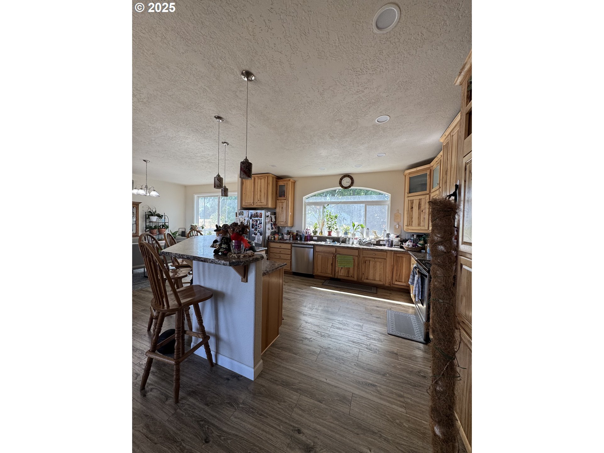70753 Quail Lane Boardman, OR 97818 - Photo 3 of 26 a view of a living room and dining room