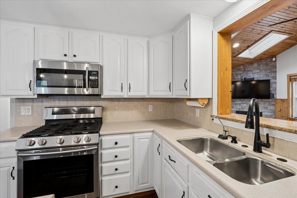 9 Robinhood Road Tyngsborough, MA 01879 - Photo 8 of 41