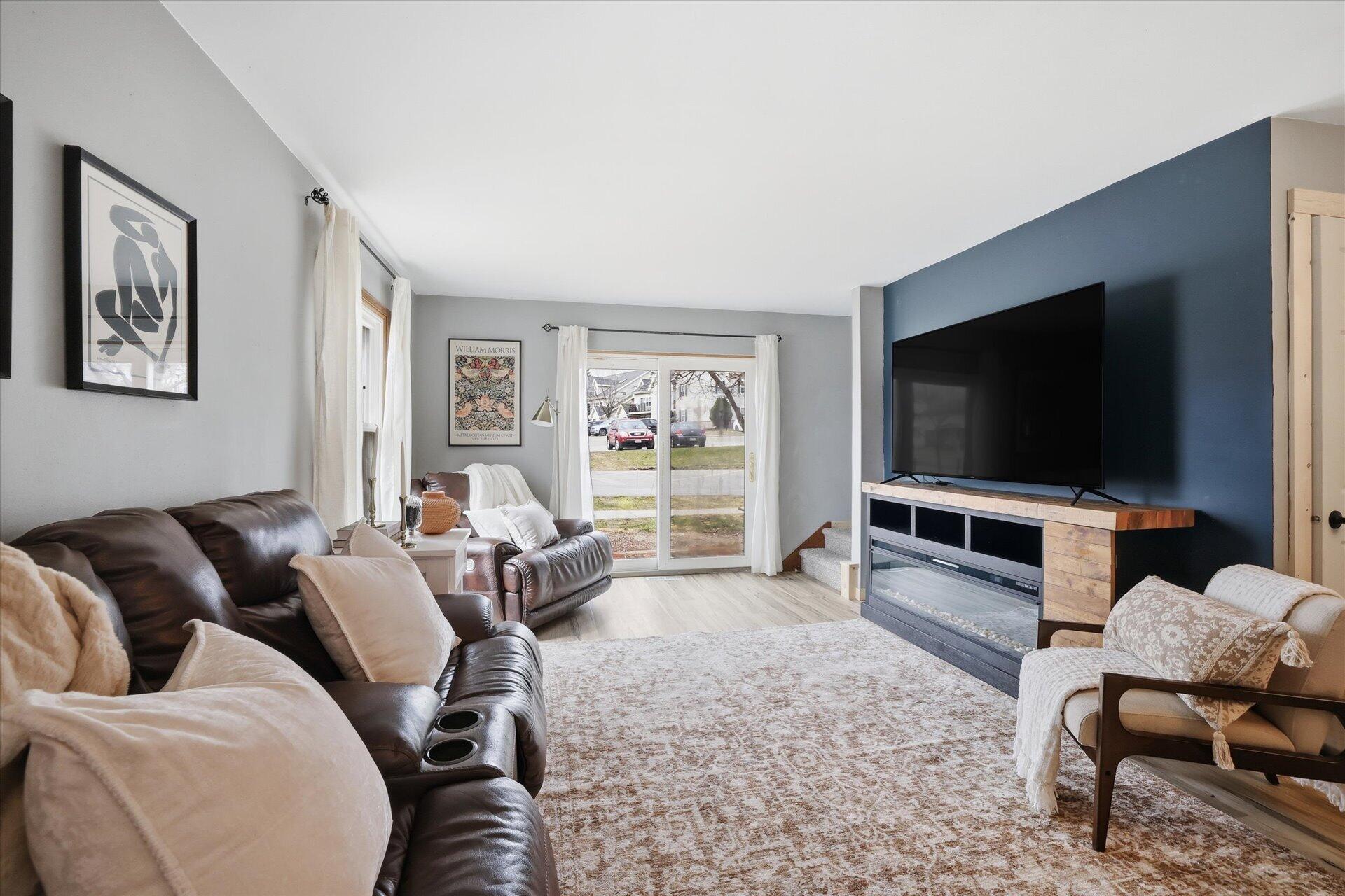 9608 West Bradley Road Milwaukee, WI 53224 - Photo 3 of 24 Living Room