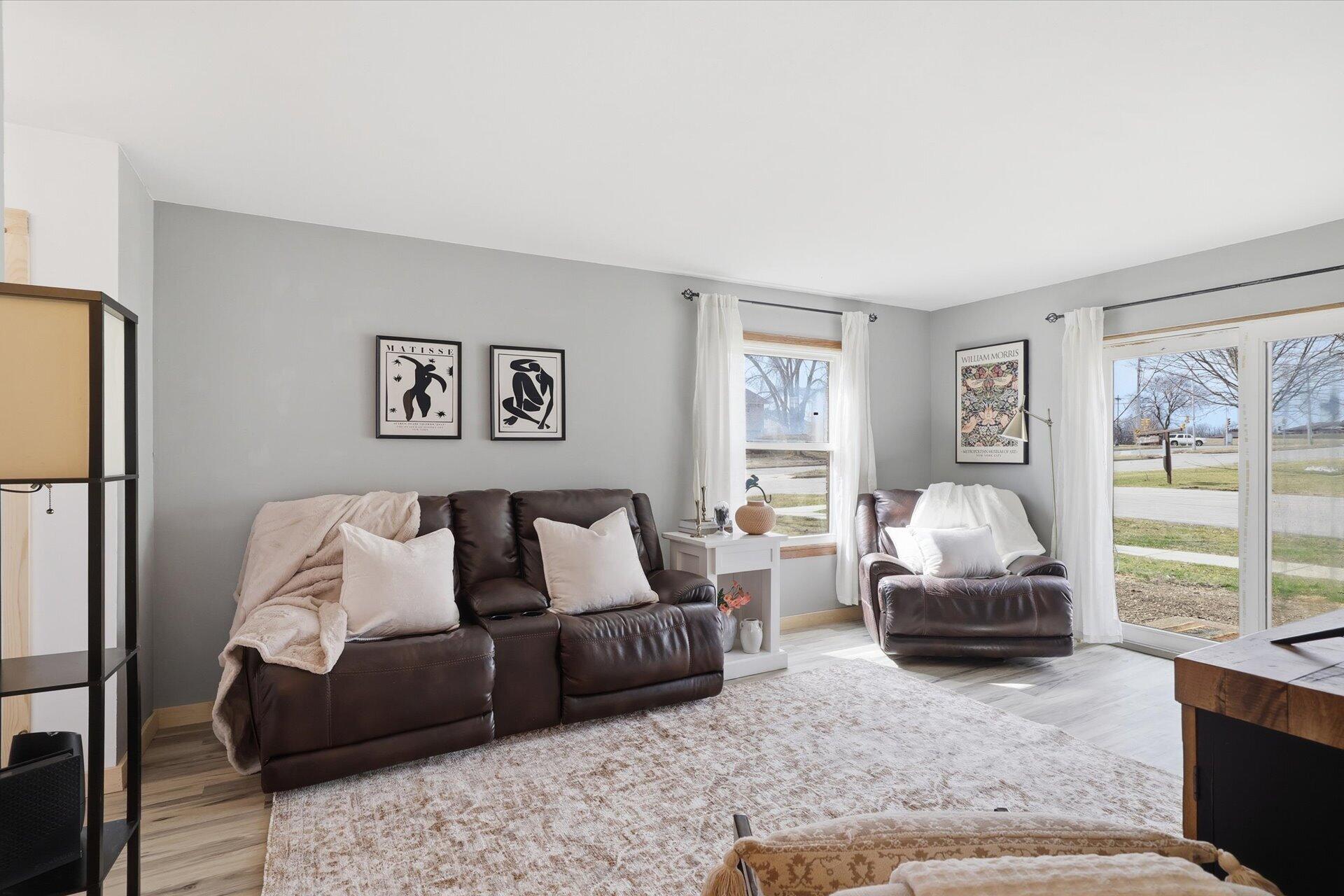 9608 West Bradley Road Milwaukee, WI 53224 - Photo 4 of 24 Living Room
