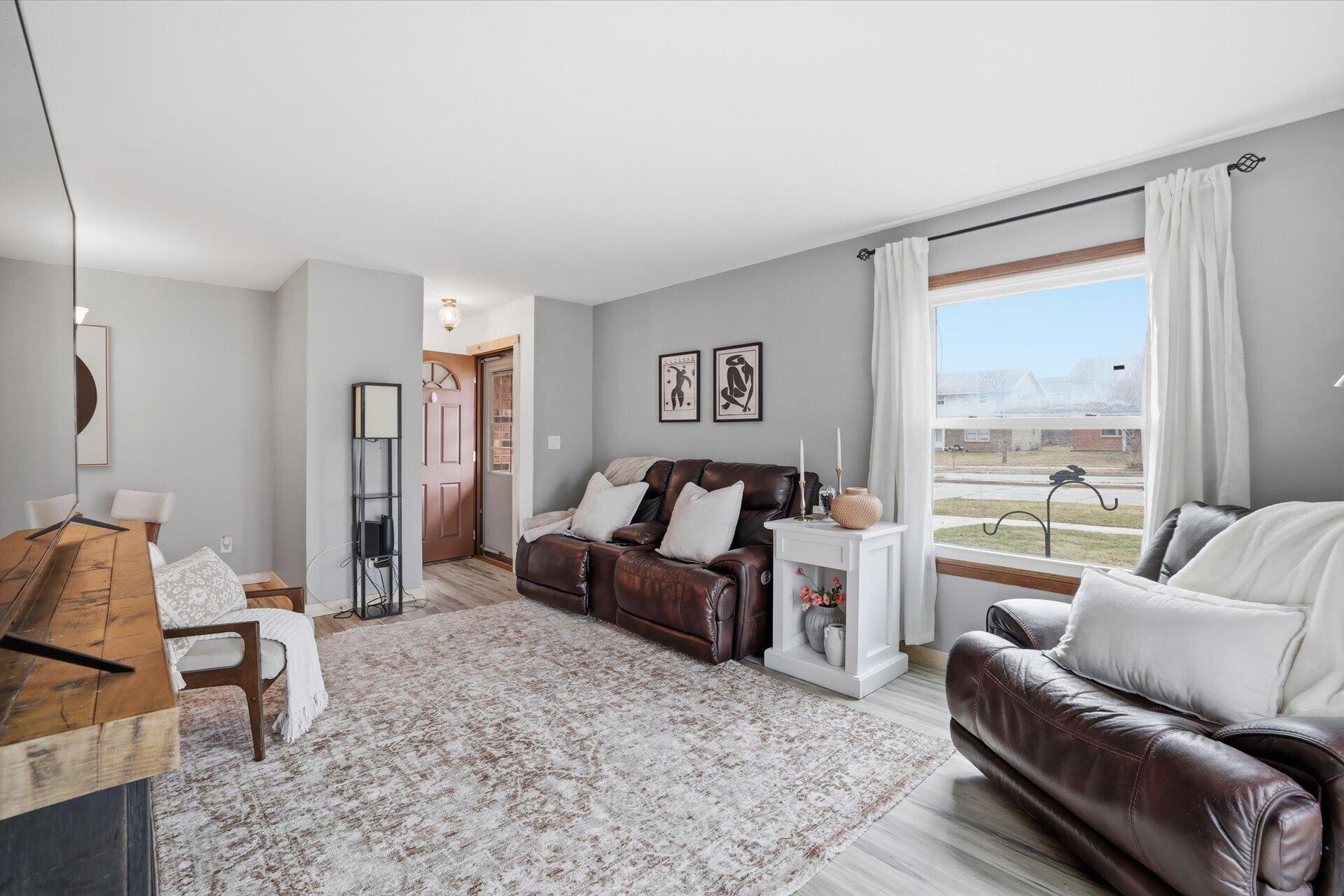 9608 West Bradley Road Milwaukee, WI 53224 - Photo 5 of 24 Living Room