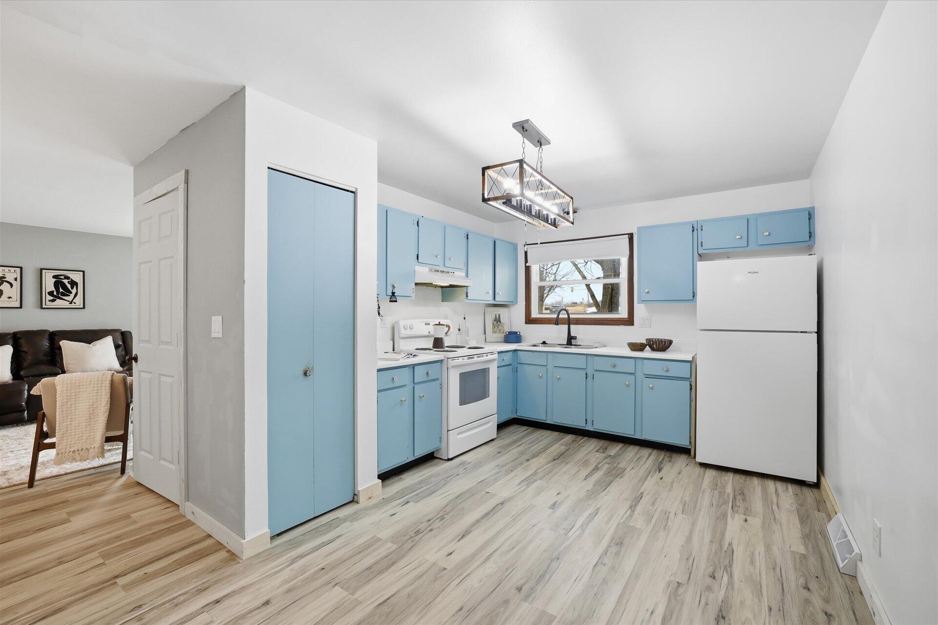 9608 West Bradley Road Milwaukee, WI 53224 - Photo 7 of 24 Kitchen