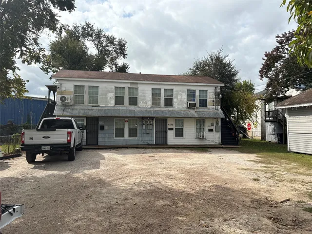 a view of a house with a yard and roof