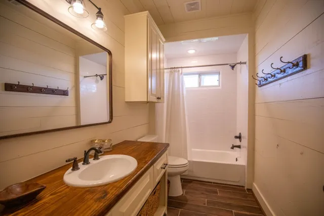 $1,190,000 | 1255 Cr 260 Road, Weimar, TX 78962