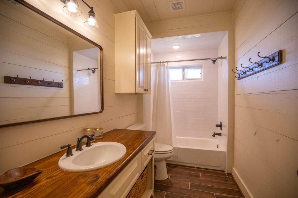 1255 Cr 260 Road Weimar, TX 78962 - Photo 17 of 37