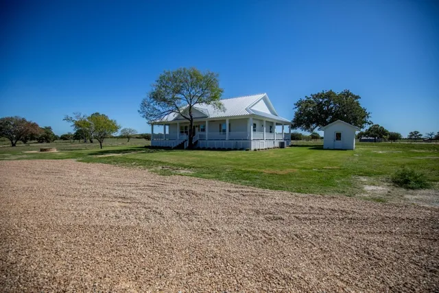 $1,190,000 | 1255 Cr 260 Road, Weimar, TX 78962