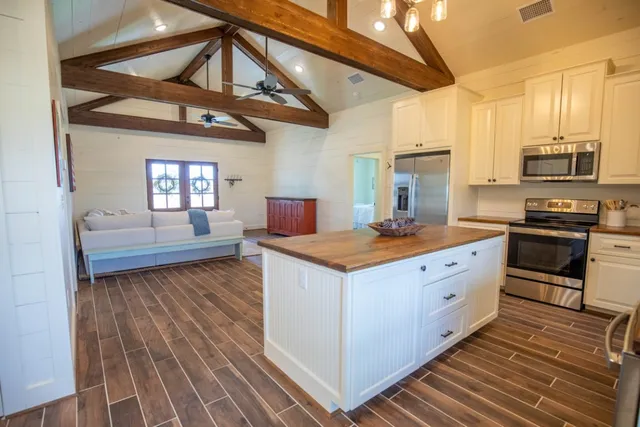 $1,190,000 | 1255 Cr 260 Road, Weimar, TX 78962