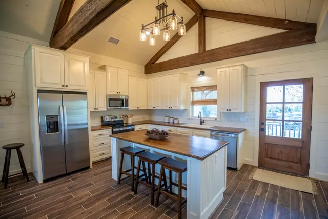 $1,190,000 | 1255 Cr 260 Road, Weimar, TX 78962