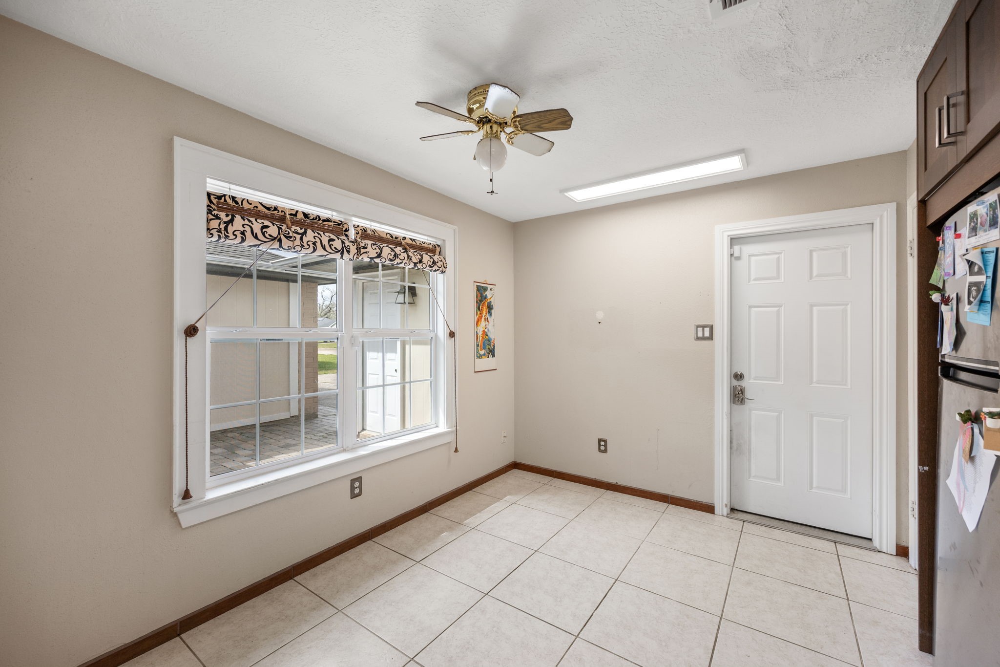 2327 Colonial Ridge Drive Friendswood, TX 77546 - Photo 14 of 27 a view of a room with a ceiling fan and window