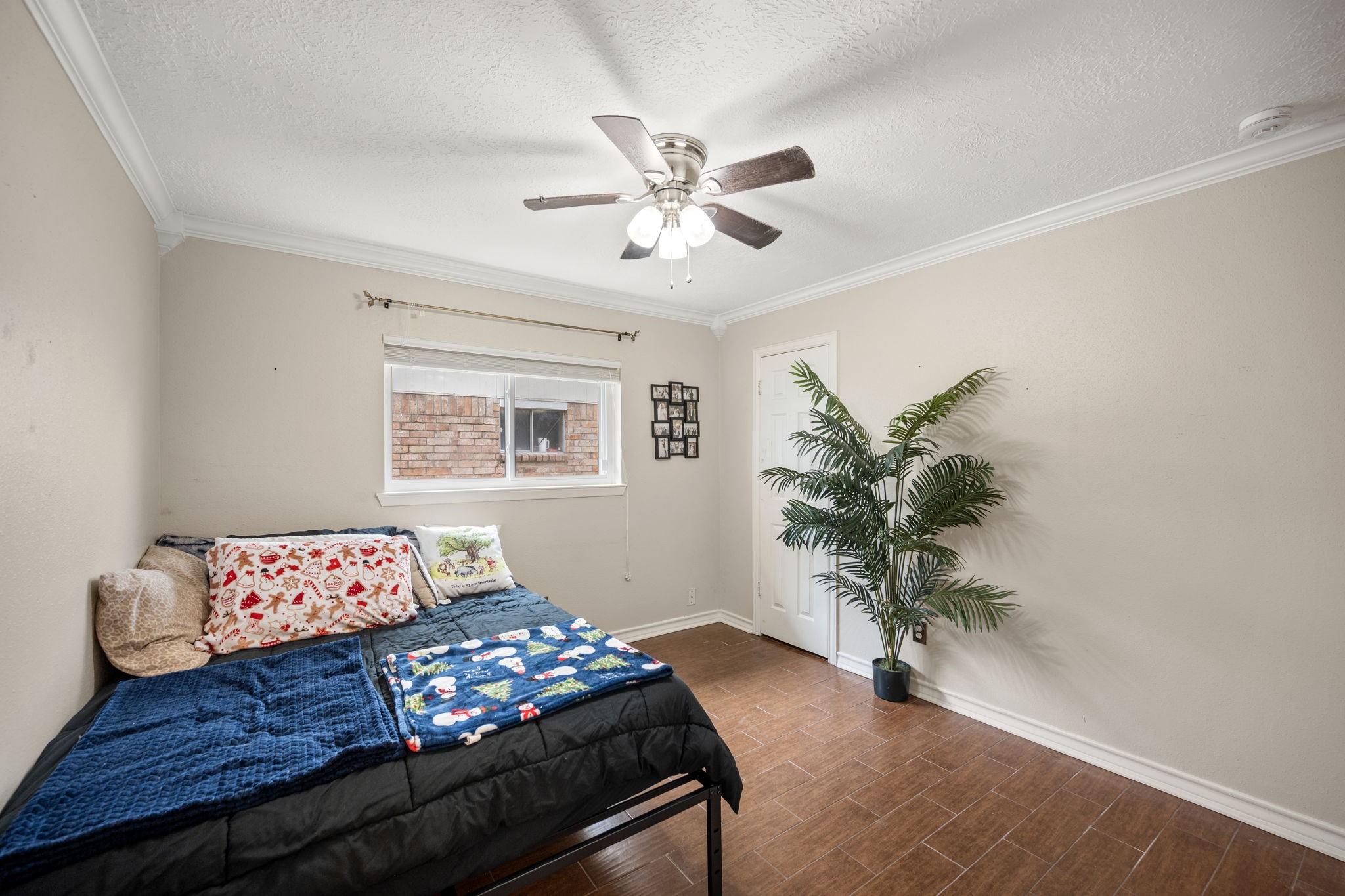 2327 Colonial Ridge Drive Friendswood, TX 77546 - Photo 20 of 27 a living room with furniture and a potted plant