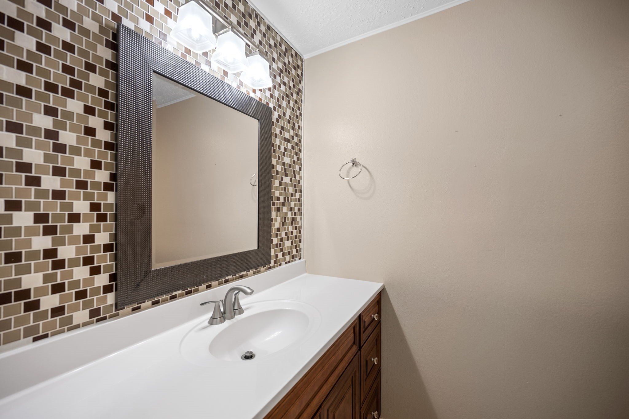 2327 Colonial Ridge Drive Friendswood, TX 77546 - Photo 22 of 27 a bathroom with a sink and a mirror