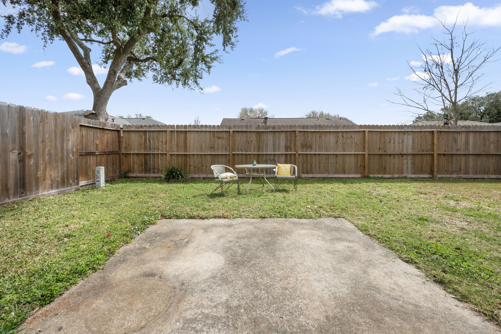 2327 Colonial Ridge Drive Friendswood, TX 77546 - Photo 24 of 27 a backyard of a house with lots of green space