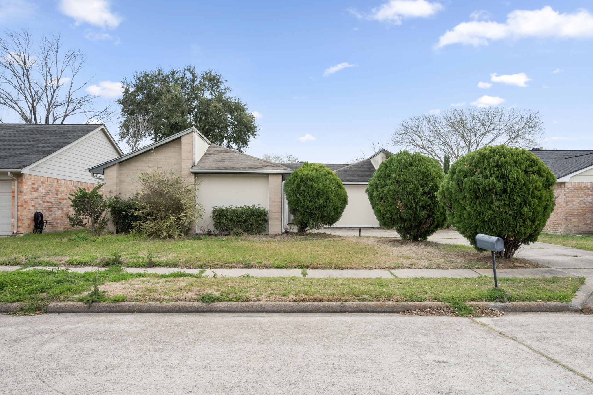 2327 Colonial Ridge Drive Friendswood, TX 77546 - Photo 5 of 27 a view of a house with a yard and street