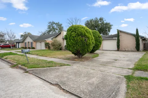 a view of a back yard of the house