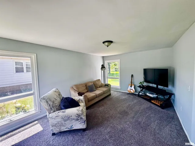 $165,000 | 1215 13th Street, Viola, IL 61486