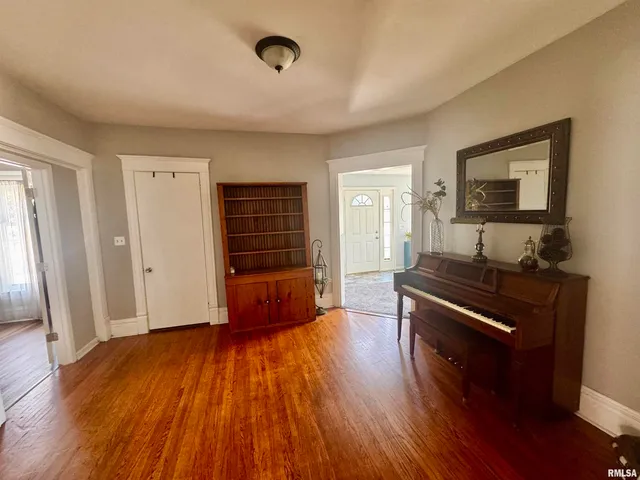 $165,000 | 1215 13th Street, Viola, IL 61486