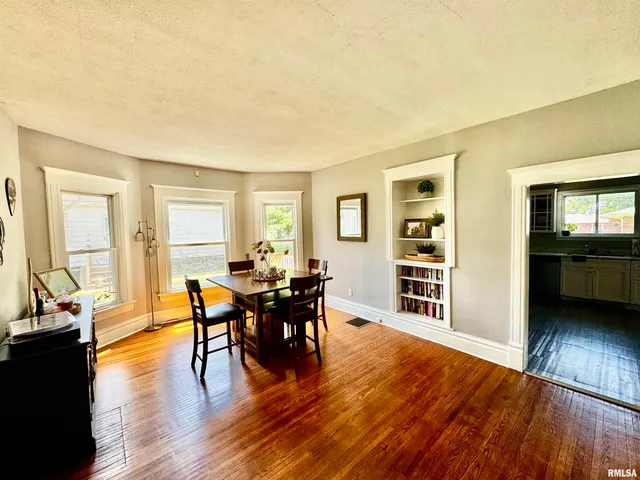 $165,000 | 1215 13th Street, Viola, IL 61486