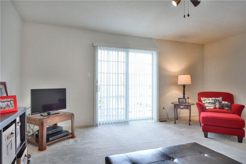 80 Castle View Drive McKees Rocks, PA 15136 - Photo 13 of 24 Living Room