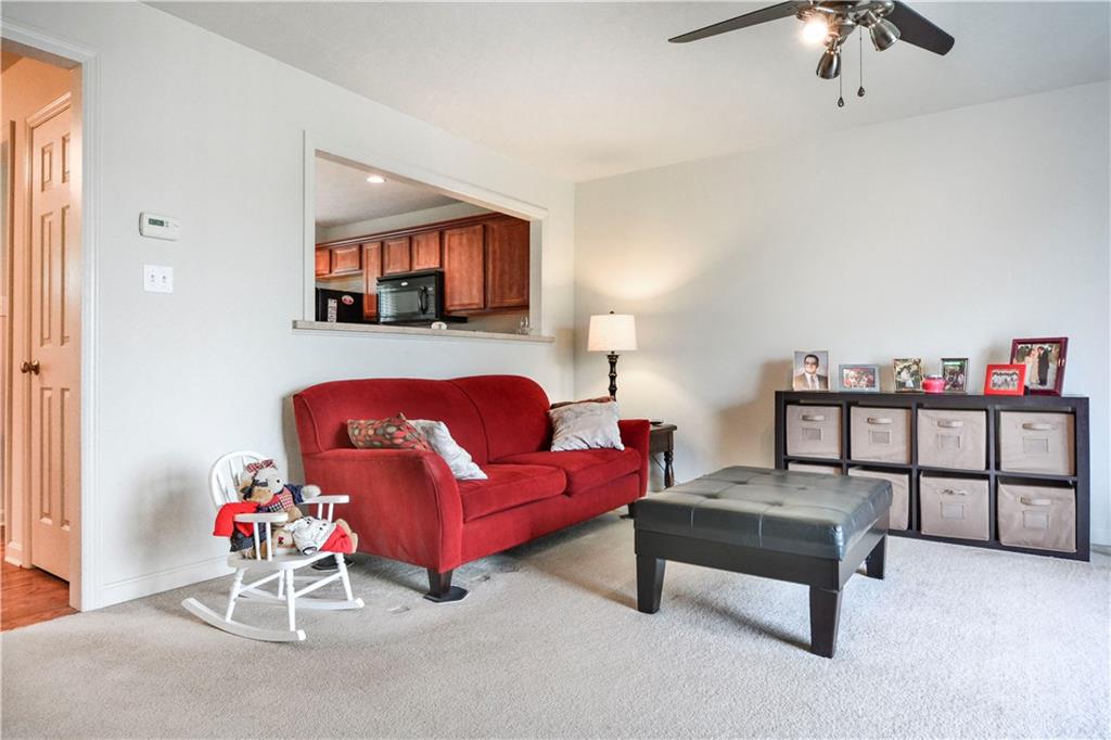 80 Castle View Drive McKees Rocks, PA 15136 - Photo 10 of 24 Living Room