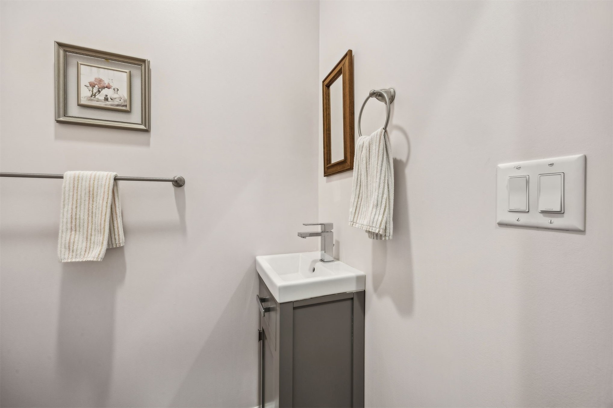 307 Elm Street Fernandina Beach, FL 32034 - Photo 23 of 35 a bathroom with a sink and a mirror