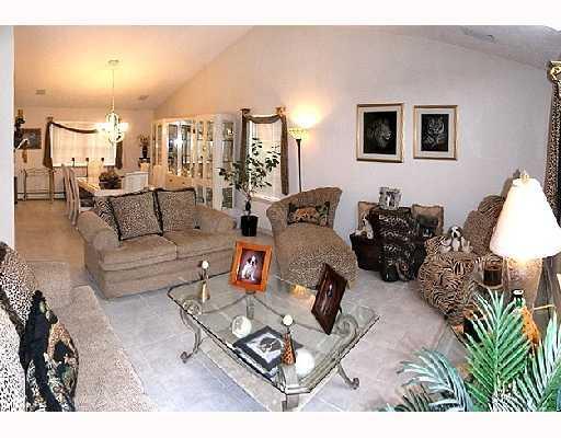 176 McIntyre Road Pittsburgh, PA 15237 - Photo 2 of 8 Living Room.