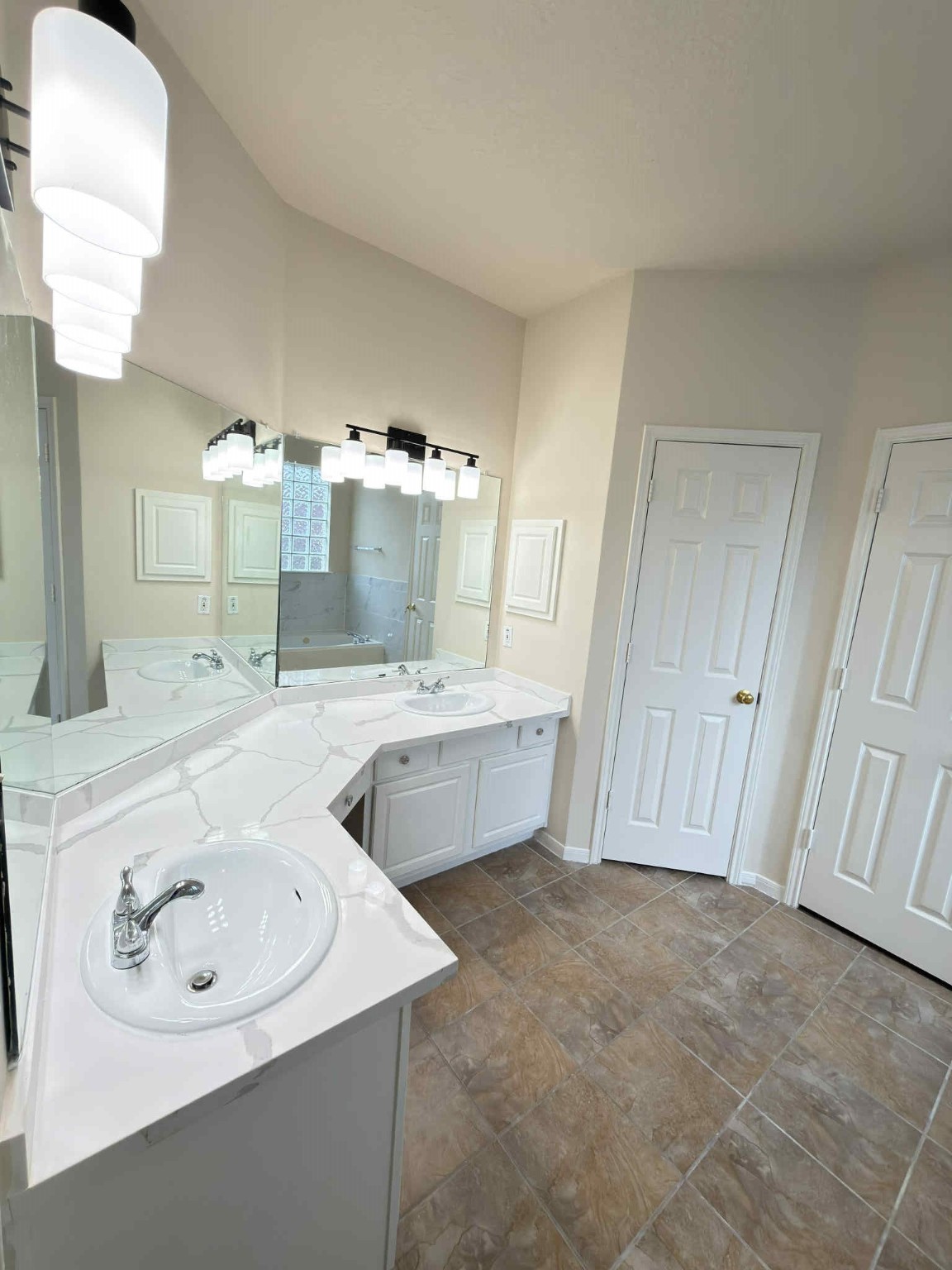 9531 Summer Run Houston, TX 77064 - Photo 14 of 29 a bathroom with a double vanity sink a mirror and a bathtub
