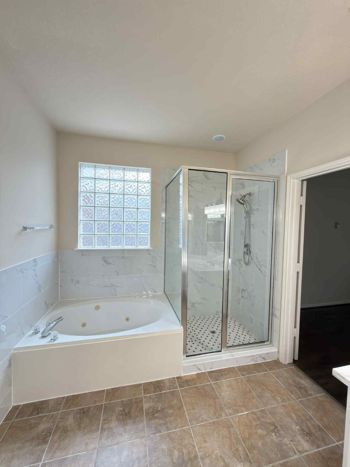 9531 Summer Run Houston, TX 77064 - Photo 15 of 29 a spacious bathroom with a bathtub and a shower