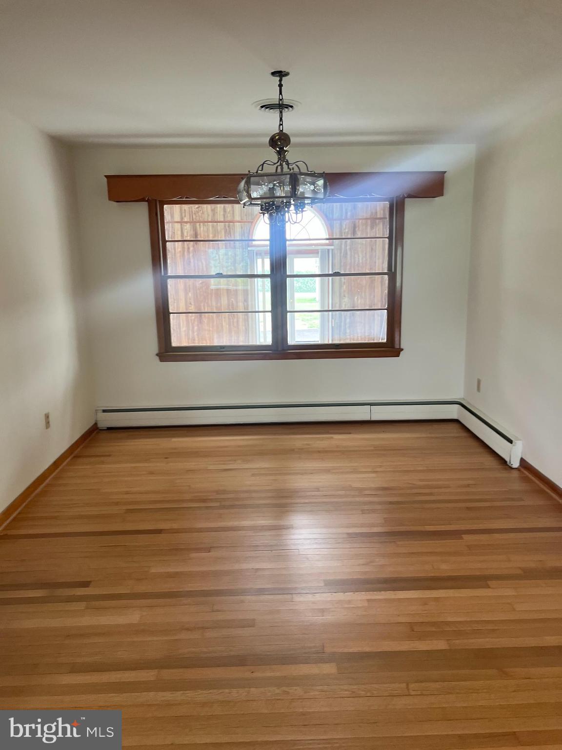 DINING ROOM WITH HARDWOO FLRS