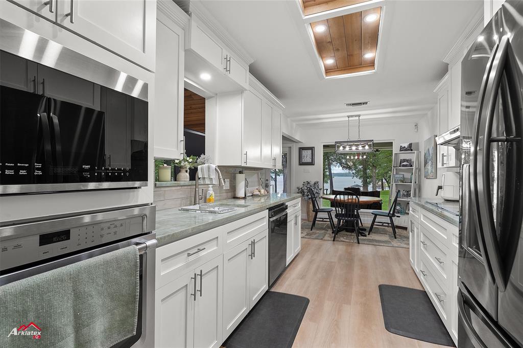 342 Merritt Road Benton, LA 71006 - Photo 12 of 38 a kitchen with stainless steel appliances a microwave a stove and a refrigerator