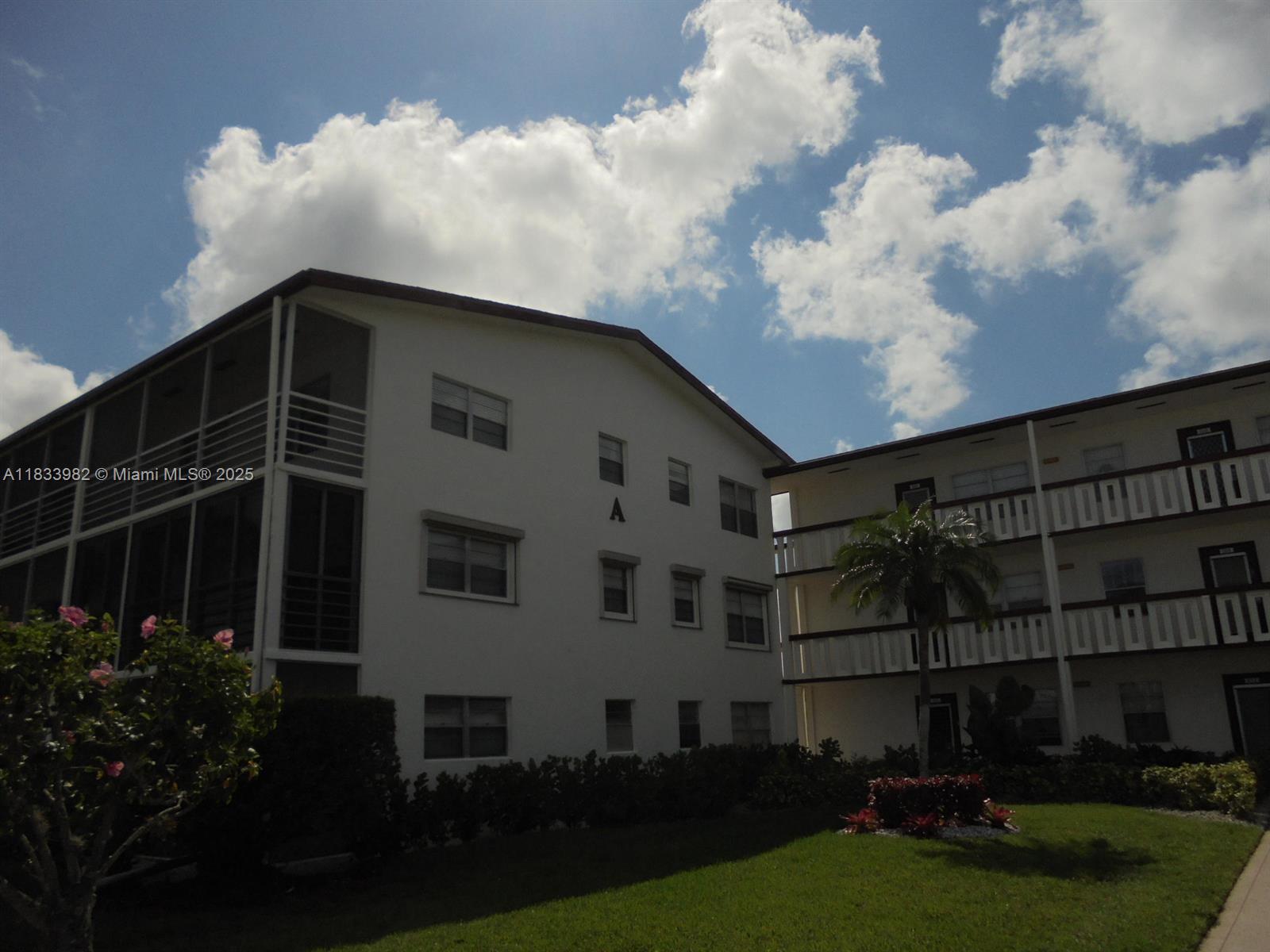 31 Fanshaw A, Unit 31A Boca Raton, FL 33434 - Photo 10 of 12 a front view of a house with garden