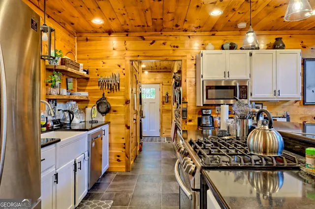 $750,000 | 557 Walnut Grove Lane, Tiger, GA 30576