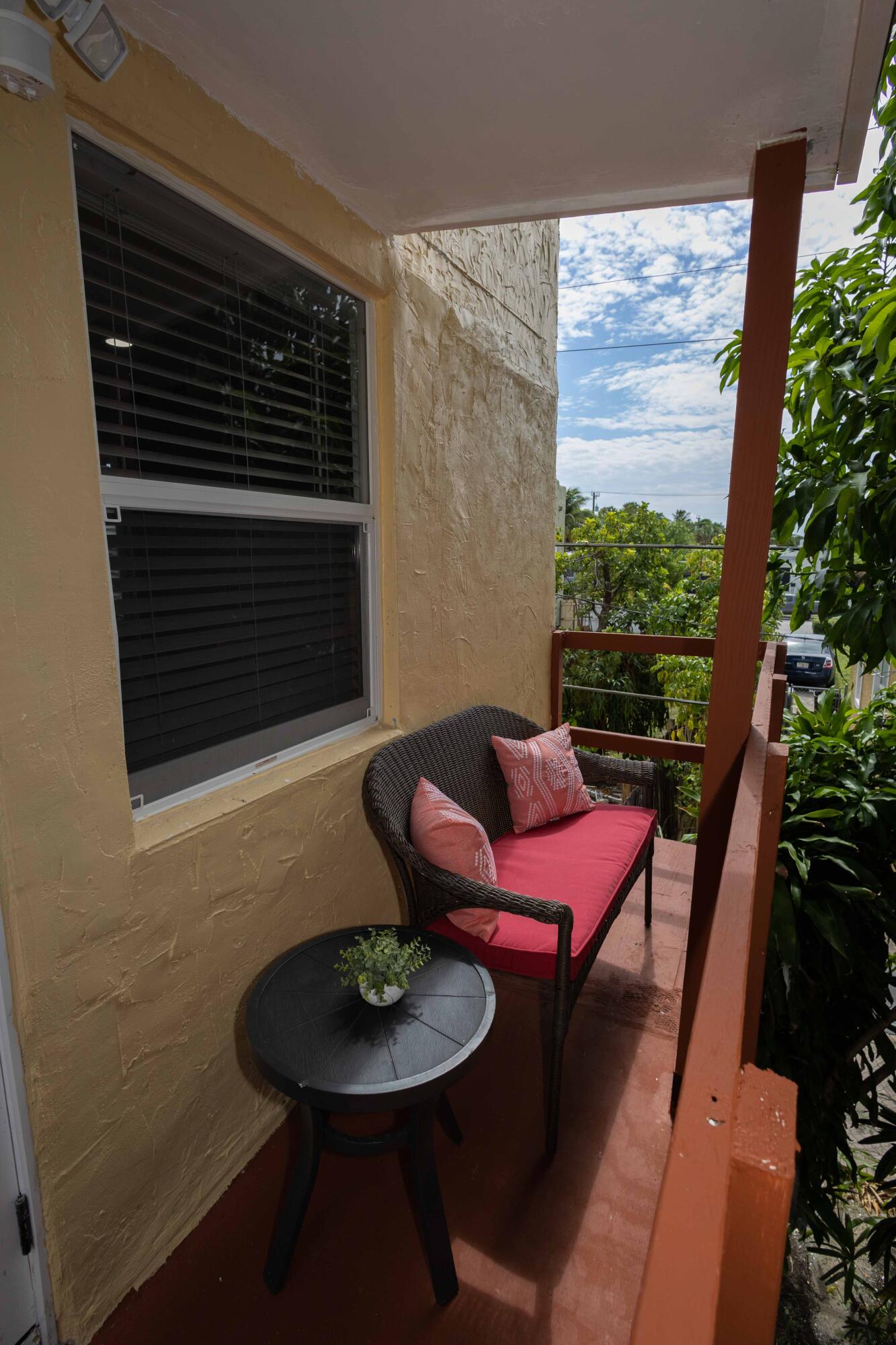 420 Avenida Alegre, Unit 4 West Palm Beach, FL 33405 - Photo 22 of 33 a backyard of a house with table and chairs
