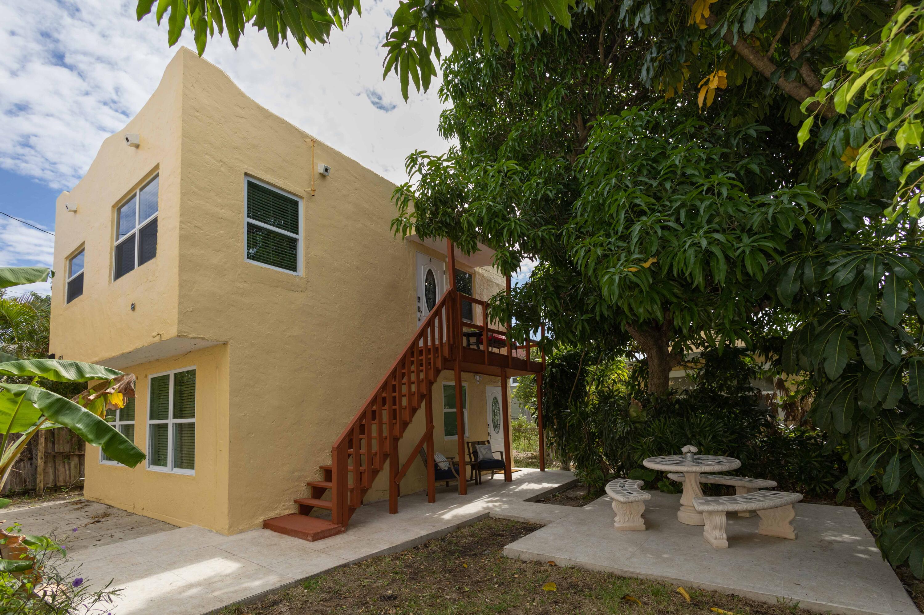 420 Avenida Alegre, Unit 4 West Palm Beach, FL 33405 - Photo 24 of 33 a view of a patio with a table and chairs
