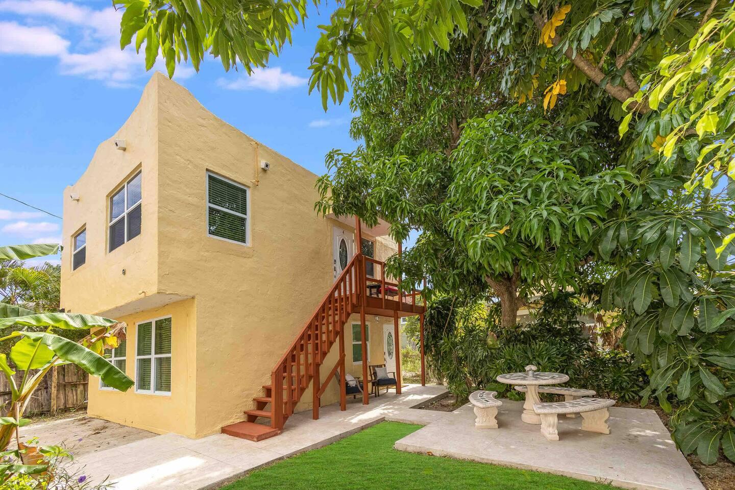 420 Avenida Alegre, Unit 4 West Palm Beach, FL 33405 - Photo 26 of 33 a building view with a outdoor space