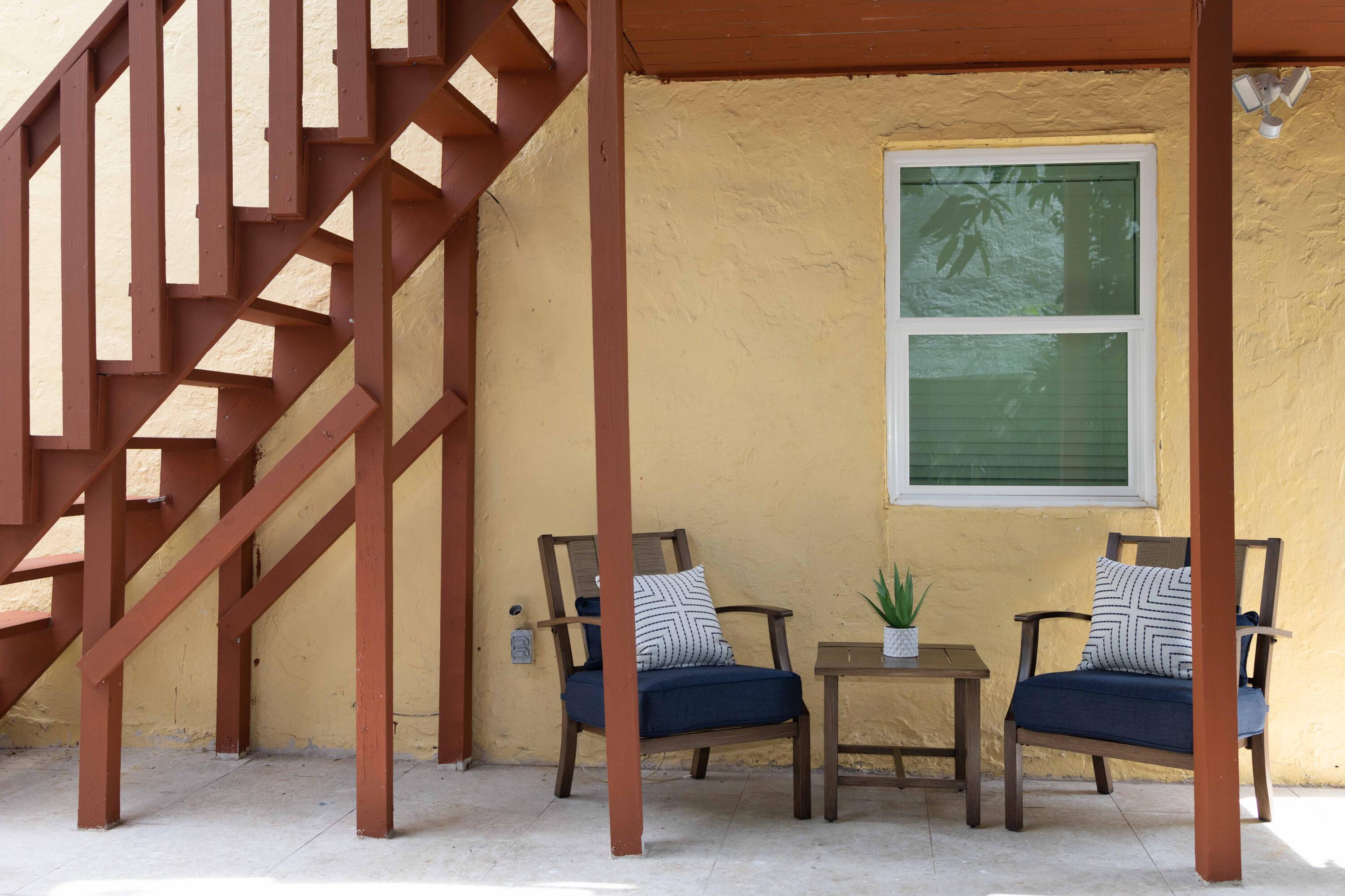 420 Avenida Alegre, Unit 4 West Palm Beach, FL 33405 - Photo 27 of 33 a view of a chairs and table in a room