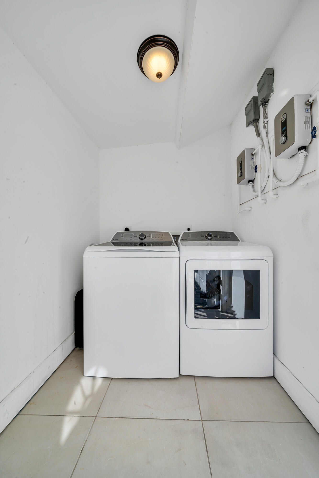 420 Avenida Alegre, Unit 4 West Palm Beach, FL 33405 - Photo 33 of 33 a utility room with washer and dryer