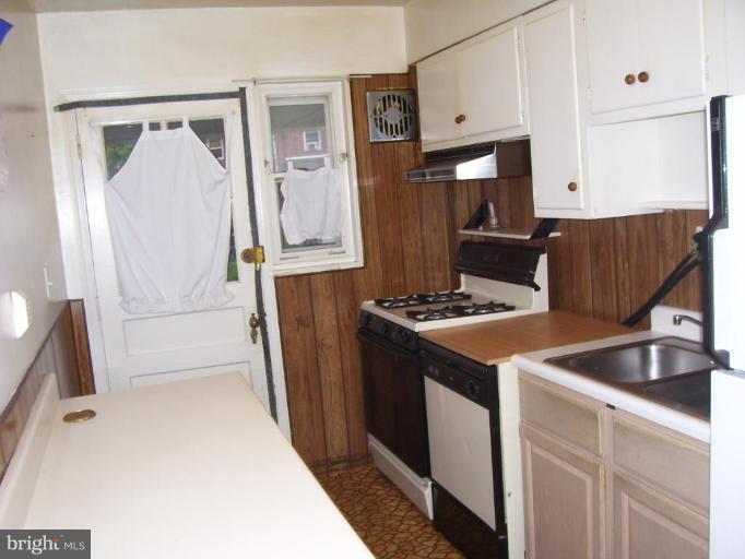 5464 Whitlock Road Baltimore, MD 21229 - Photo 4 of 6 a kitchen that has a sink a stove and a refrigerator