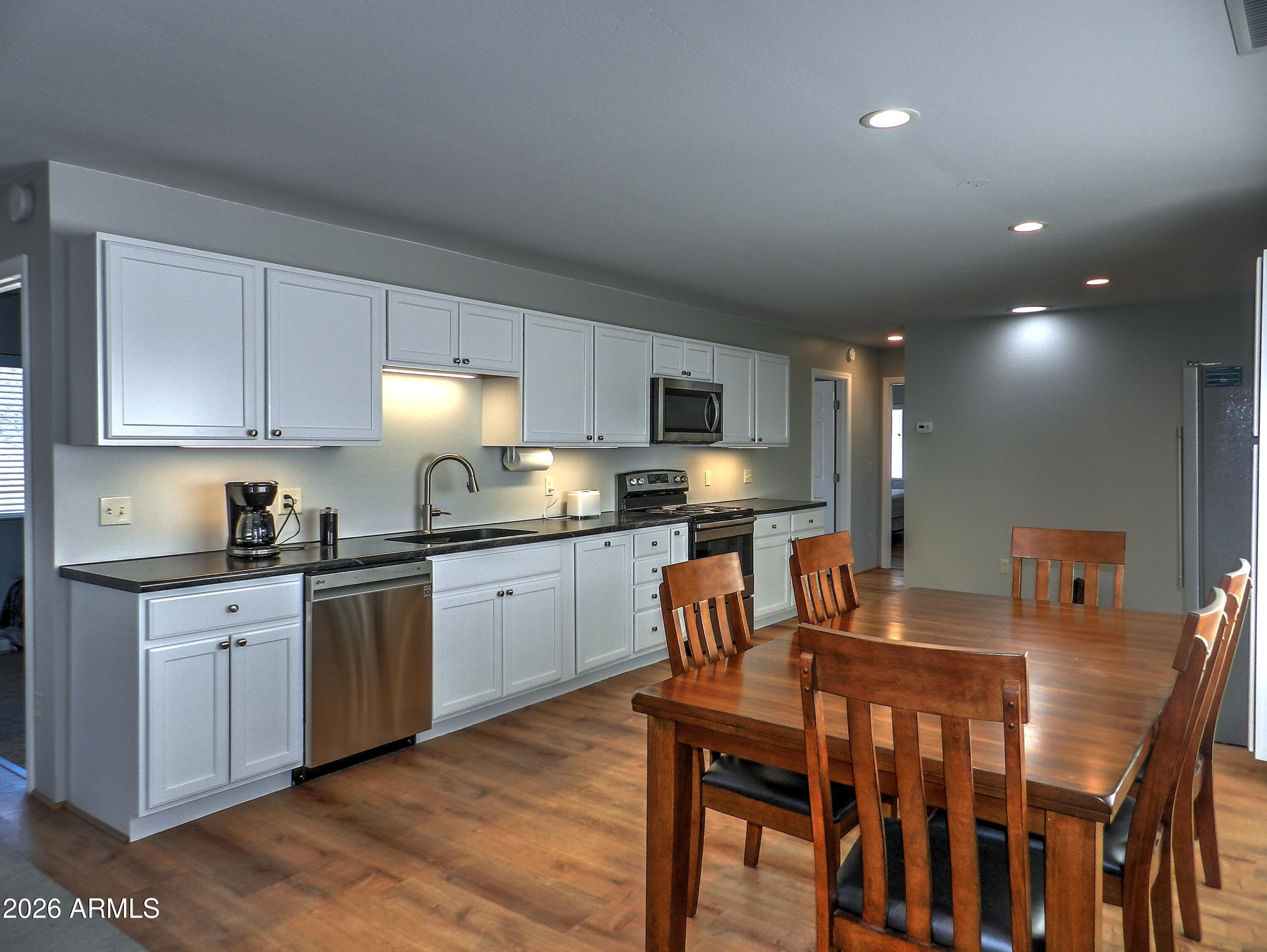 3960 East Lake Shore Drive Rimrock, AZ 86335 - Photo 3 of 32 Kitchen/Dining