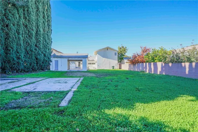 a view of a house with backyard and garden
