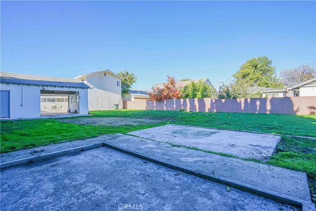 a view of a yard and basketball court