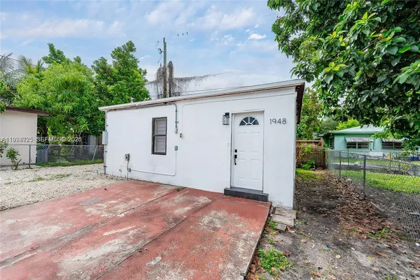 a view of a house with a backyard