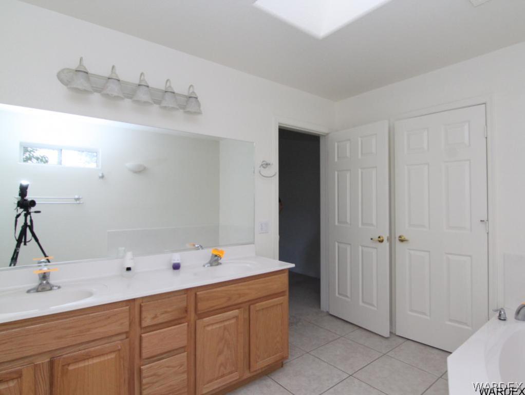 2010 East Cactus Wren Road Kingman, AZ 86409 - Photo 15 of 34 Master Bathroom