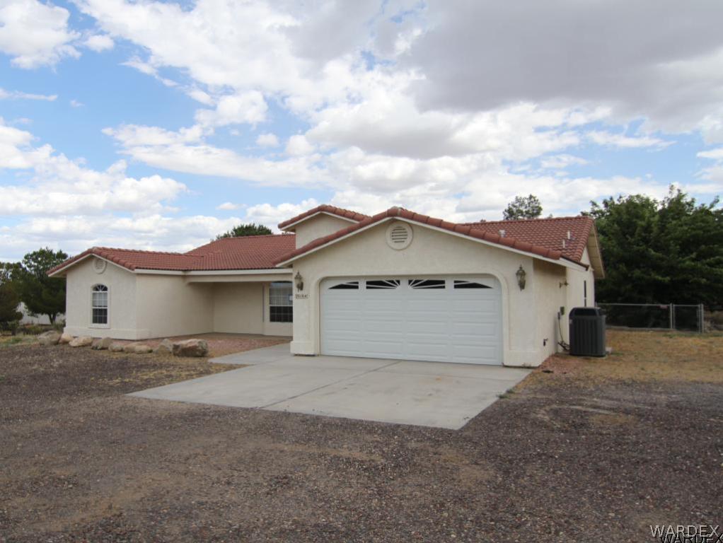 2010 East Cactus Wren Road Kingman, AZ 86409 - Photo 5 of 34 2 car attached garage