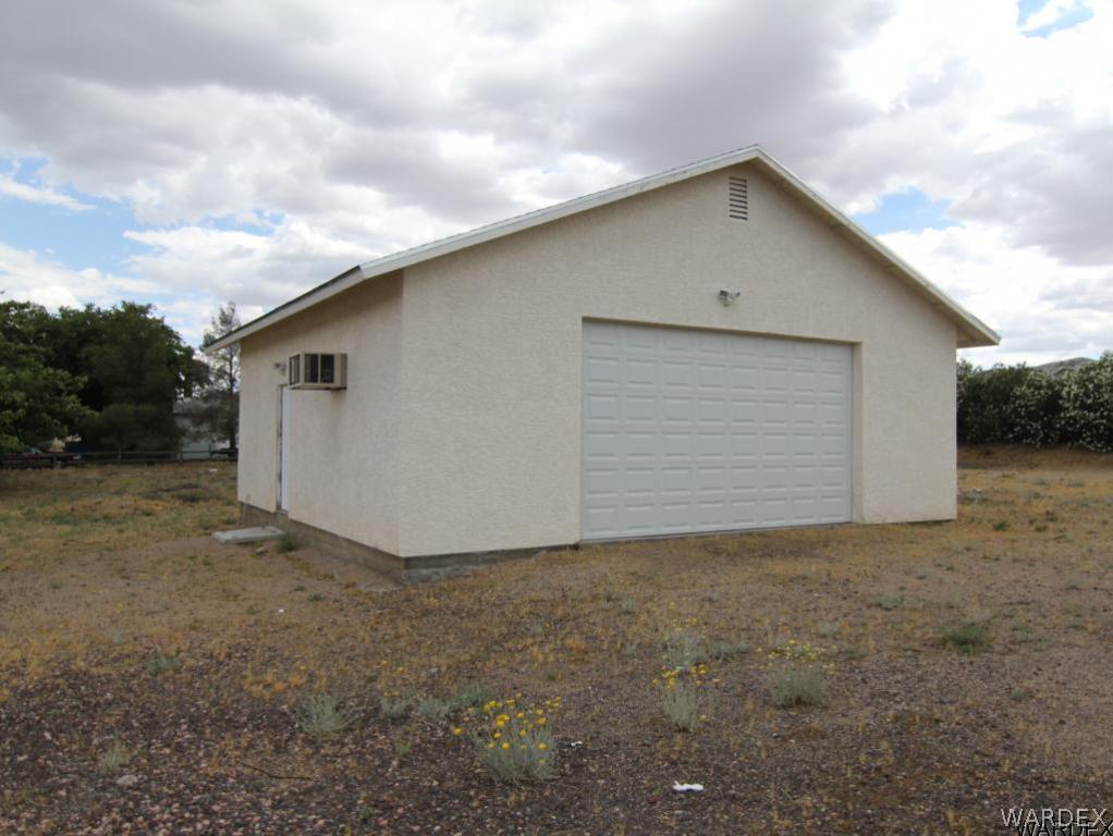 2010 East Cactus Wren Road Kingman, AZ 86409 - Photo 6 of 34 2 car detached garage