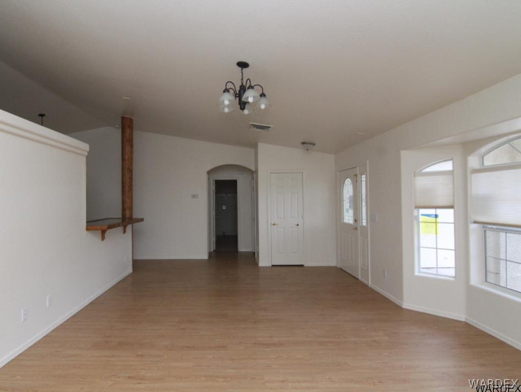 2010 East Cactus Wren Road Kingman, AZ 86409 - Photo 9 of 34 Living Room